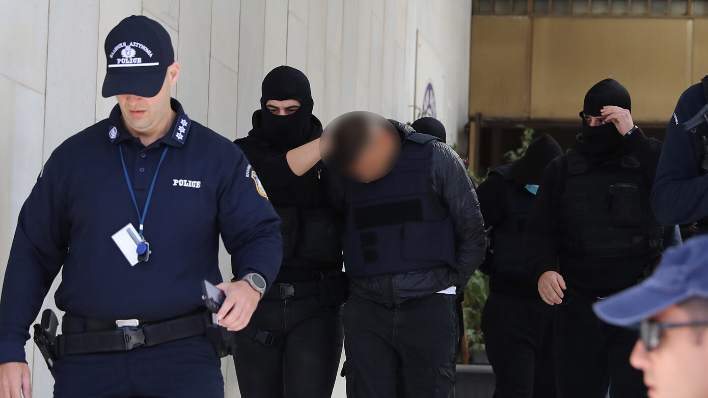 Στο Ναυτοδικείο Πειραιά ο 20χρονος που δολοφόνησε τον 27χρονο στον Άγιο Δημήτριο – Το μυστηριώδες τατουάζ και οι αποκαλύψεις της πρώην του