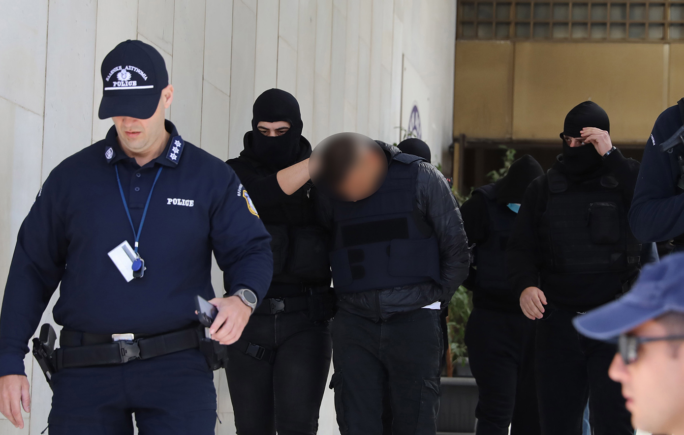 Στο Ναυτοδικείο Πειραιά ο 20χρονος που δολοφόνησε τον 27χρονο στον Άγιο Δημήτριο – Το μυστηριώδες τατουάζ και οι αποκαλύψεις της πρώην του