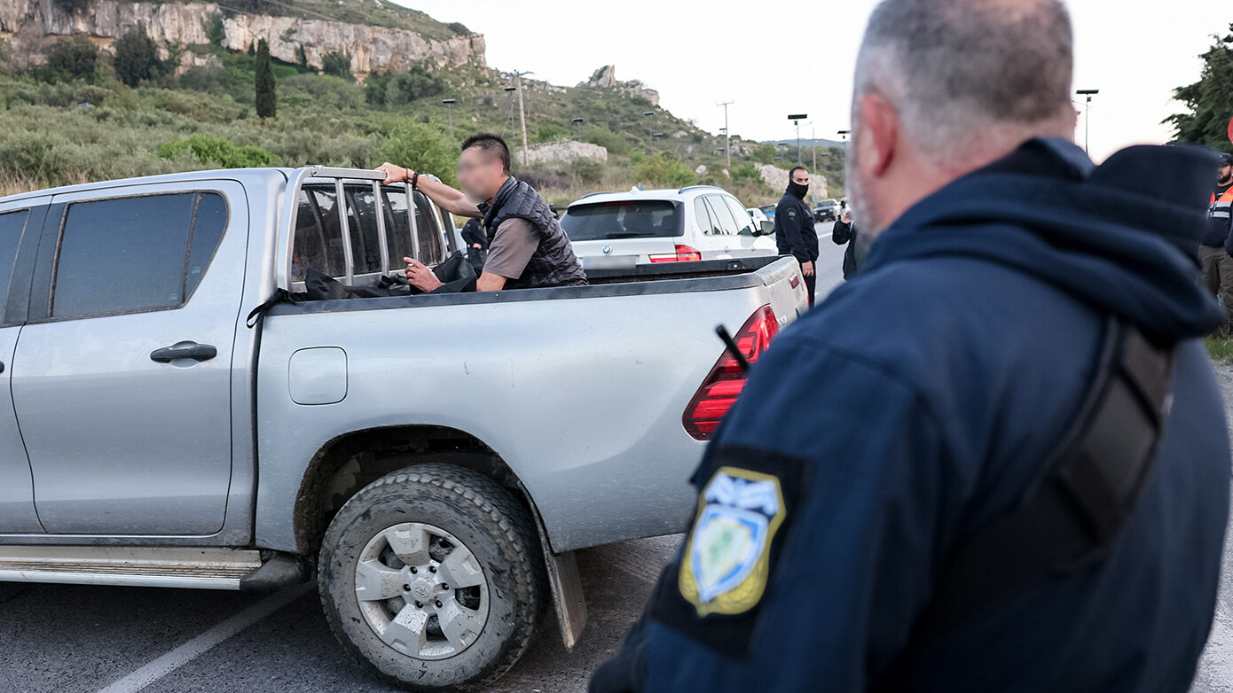 Η στιγμή που ανασύρουν το σώμα της 43χρονης Ελευθερίας από τον γκρεμό