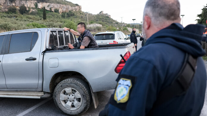 Η στιγμή που ανασύρουν το σώμα της 43χρονης Ελευθερίας από τον γκρεμό