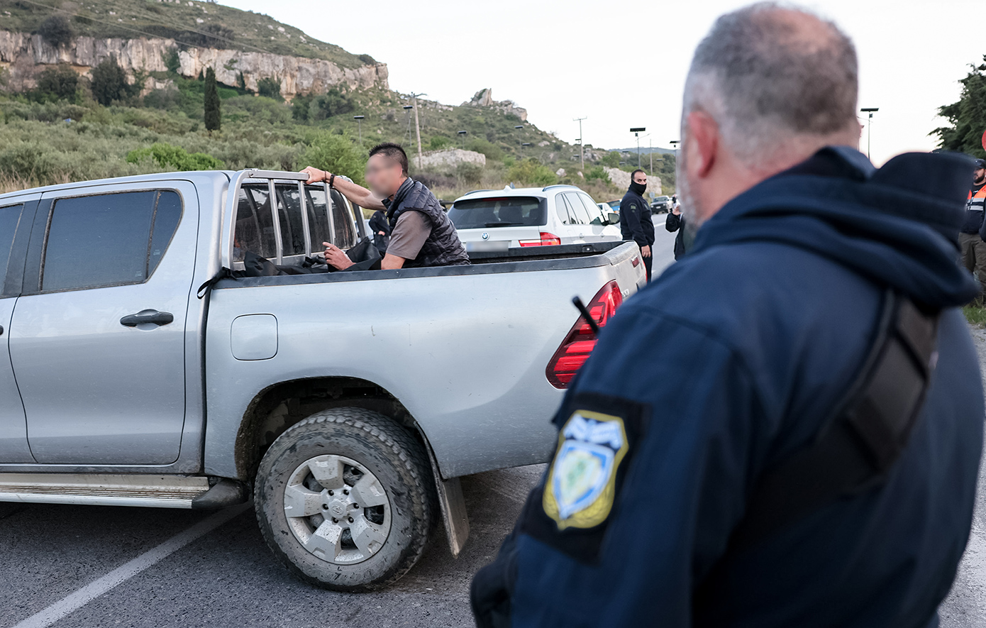 Η στιγμή που ανασύρουν το σώμα της 43χρονης Ελευθερίας από τον γκρεμό