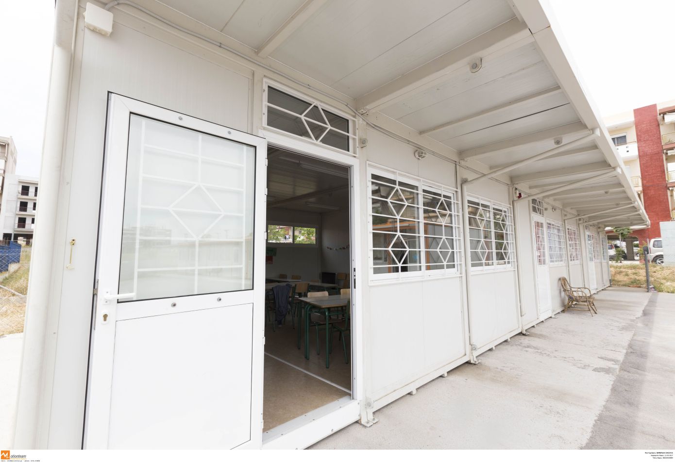 2ο Λύκειο Πετρούπολης: Δύο γενιές μαθητών αποφοιτούν σε κοντέινερ – 25 μαθητές μοιράζονται 12 θρανία