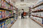 Λήγει ο χρόνος για τις πασχαλινές αγορές – Πότε κλείνουν σήμερα καταστήματα και σούπερ μάρκετ πριν τη διήμερη διακοπή