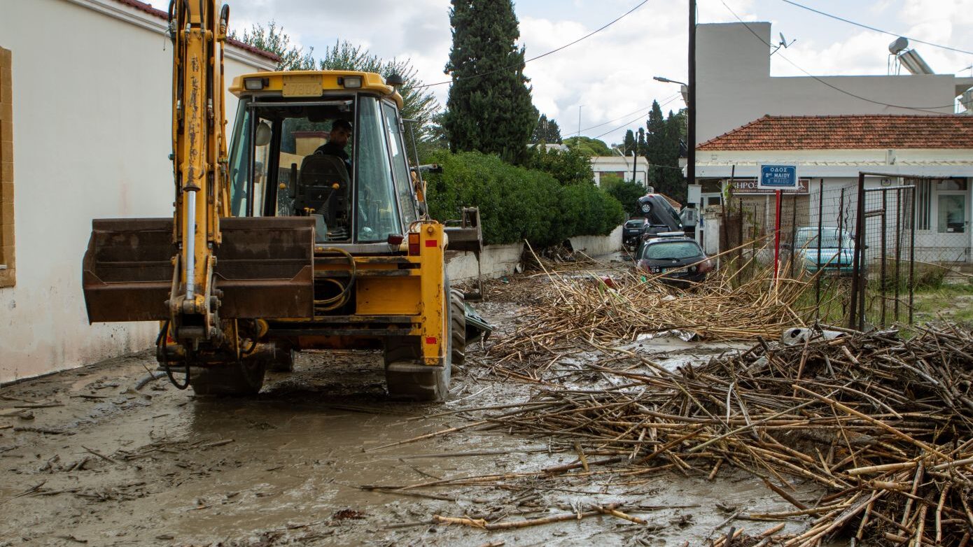 «Χάος» στο Νότιο Αιγαίο από τα 10 μποφόρ – Δέντρα ξεριζώθηκαν, πτήσεις ματαιώθηκαν και το 112 προειδοποίησε για περιορισμό μετακινήσεων
