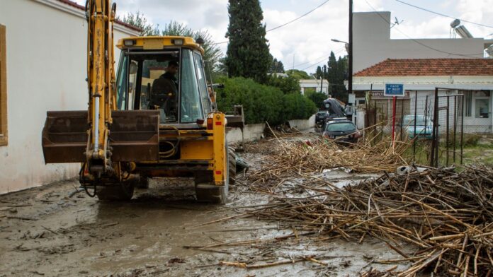 «Χάος» στο Νότιο Αιγαίο από τα 10 μποφόρ – Δέντρα ξεριζώθηκαν, πτήσεις ματαιώθηκαν και το 112 προειδοποίησε για περιορισμό μετακινήσεων