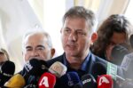 «Ο Γεράσιμος παλεύει με ανείπωτους πόνους, ζει άδικα στο σκοτάδι» – Συγκλονίζει ο πατέρας του μοναδικού επιζώντα από το πρώτο βαγόνι στα Τέμπη