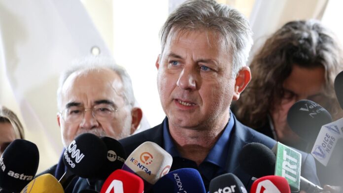 «Ο Γεράσιμος παλεύει με ανείπωτους πόνους, ζει άδικα στο σκοτάδι» – Συγκλονίζει ο πατέρας του μοναδικού επιζώντα από το πρώτο βαγόνι στα Τέμπη