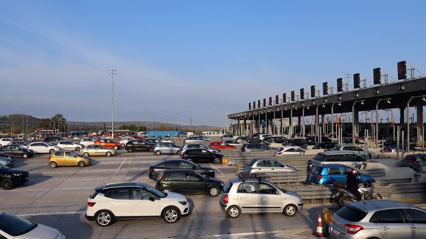 Με σύμμαχο τον καιρό κορυφώνεται η επιστροφή των εκδρομέων του Πάσχα – Έντονη κίνηση σε λιμάνια και δρόμους