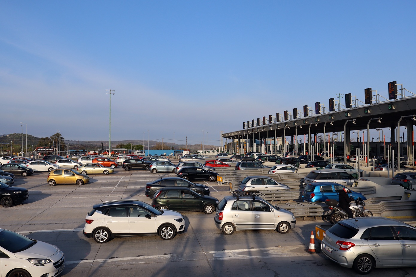 Με σύμμαχο τον καιρό κορυφώνεται η επιστροφή των εκδρομέων του Πάσχα – Έντονη κίνηση σε λιμάνια και δρόμους