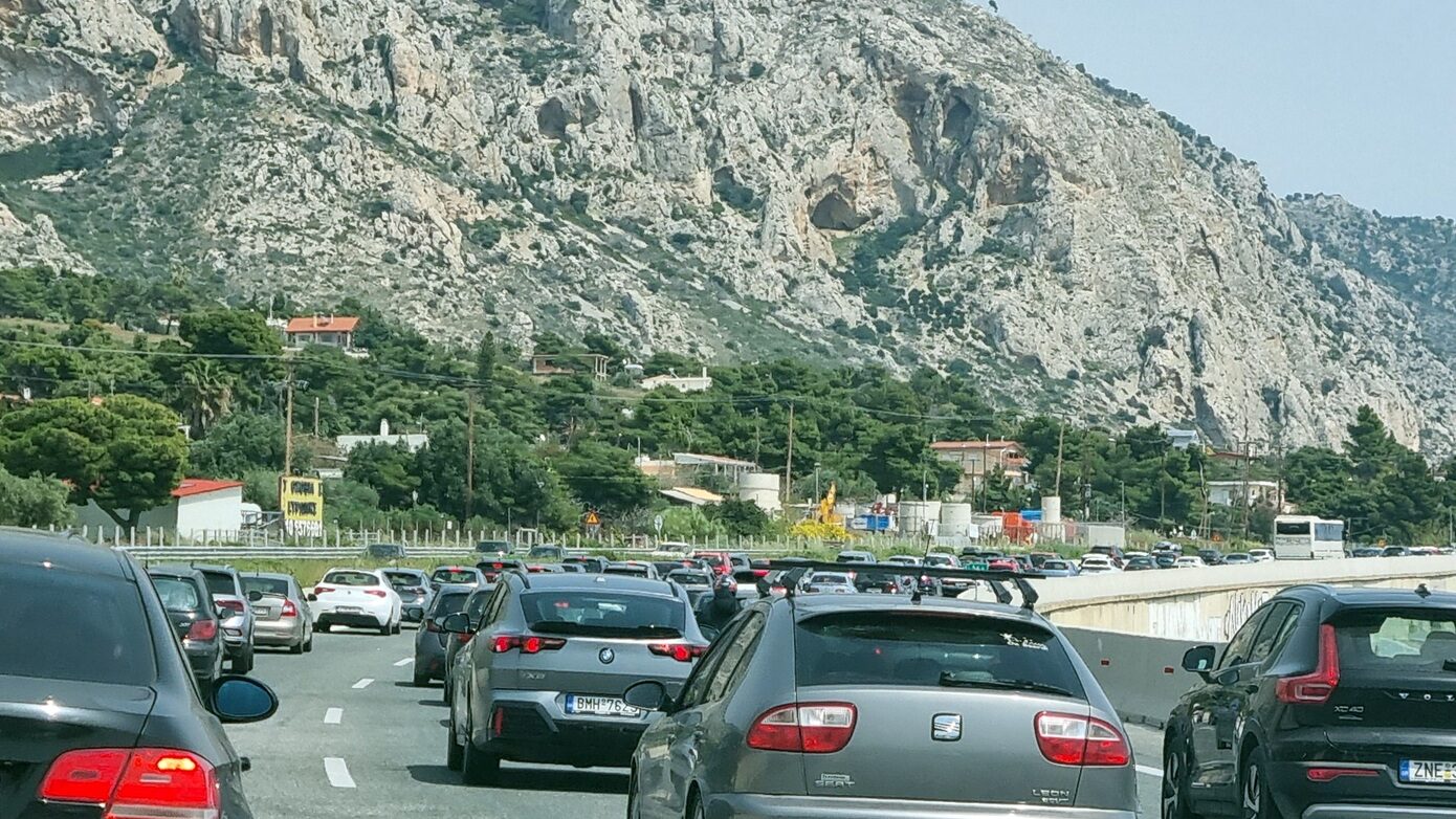 Σε πλήρη εξέλιξη η επιστροφή των εκδρομέων: Πάνω από 660.000 ΙΧ κατευθύνονται στην Αττική – «Στο κόκκινο» η Αθηνών-Κορίνθου