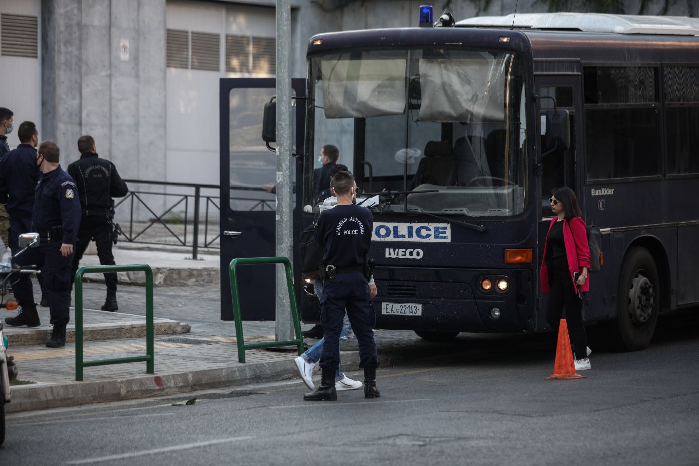 Η Ένωση Διοικητικών Δικαστών ζητά μέτρα ασφαλείας, μετά την «επίθεση» στο Διοικητικό Εφετείο Αθηνών με υλικές ζημιές