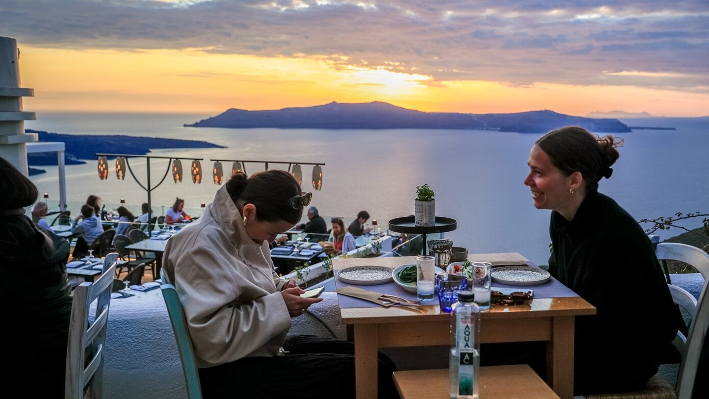 Το Πάσχα σηματοδοτεί την έναρξη της τουριστικής περιόδου – Ελπιδοφόρα μηνύματα και προκλήσεις για Κρήτη, Ρόδο και Σαντορίνη