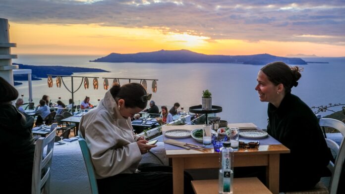 Το Πάσχα σηματοδοτεί την έναρξη της τουριστικής περιόδου – Ελπιδοφόρα μηνύματα και προκλήσεις για Κρήτη, Ρόδο και Σαντορίνη