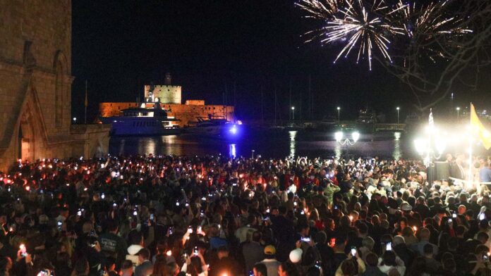 Από τη Σκιαδενή της Ρόδου μέχρι τους «ξυπνητάδες» της Χάλκης: Το Πάσχα στο Αιγαίο με ξεχωριστά έθιμα