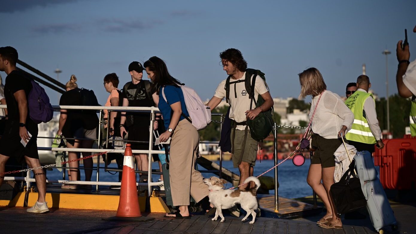 Σε πλήρη εξέλιξη η πασχαλινή αναχώρηση από τα λιμάνια της Αττικής – Αυξημένη η κίνηση επιβατών, σε ετοιμότητα το Λιμενικό