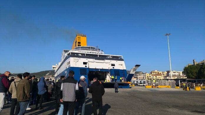 Οι κτηνοτρόφοι παρατείνουν τους αποκλεισμούς στο λιμάνι της Μυτιλήνης
