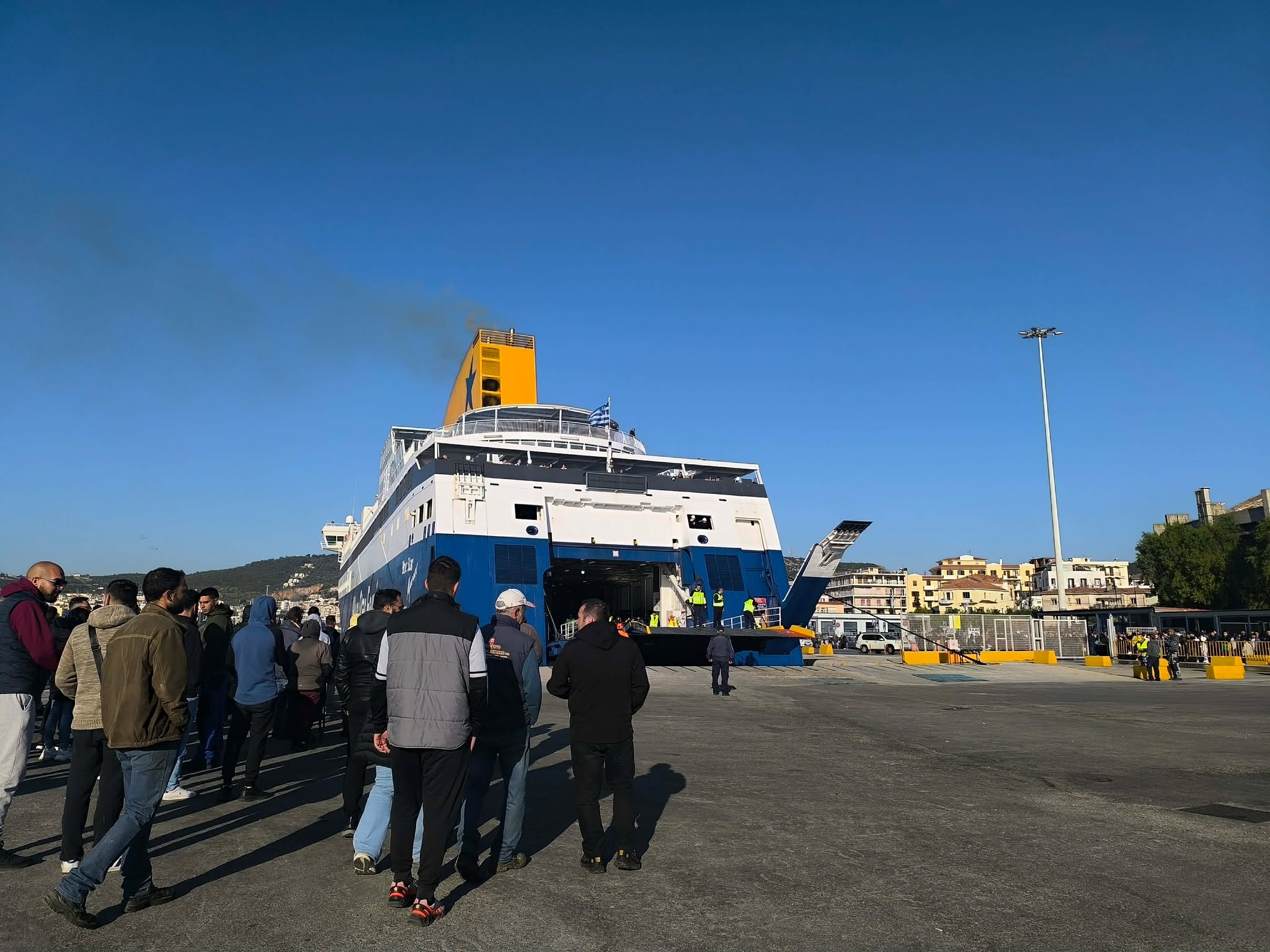 Οι κτηνοτρόφοι παρατείνουν τους αποκλεισμούς στο λιμάνι της Μυτιλήνης