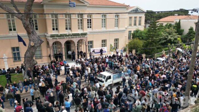 Δυσαρεστημένοι από τη συνάντηση στο ΥΠΑΑΤ – Εντείνουν τις δράσεις οι κτηνοτρόφοι της Λέσβου – «Κανείς δεν αποχωρεί από το λιμάνι»