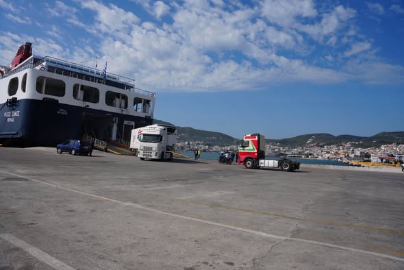 Απελευθερώθηκε το λιμάνι της Μυτιλήνης από τους κτηνοτρόφους – Ομαλή ροή φορτηγών και εμπορευμάτων