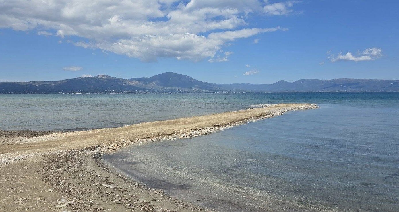 Ο δήμαρχος Ωρωπού προχώρησε σε αγωγές για το μπάζωμα στη θάλασσα στη Σκάλα Ωρωπού