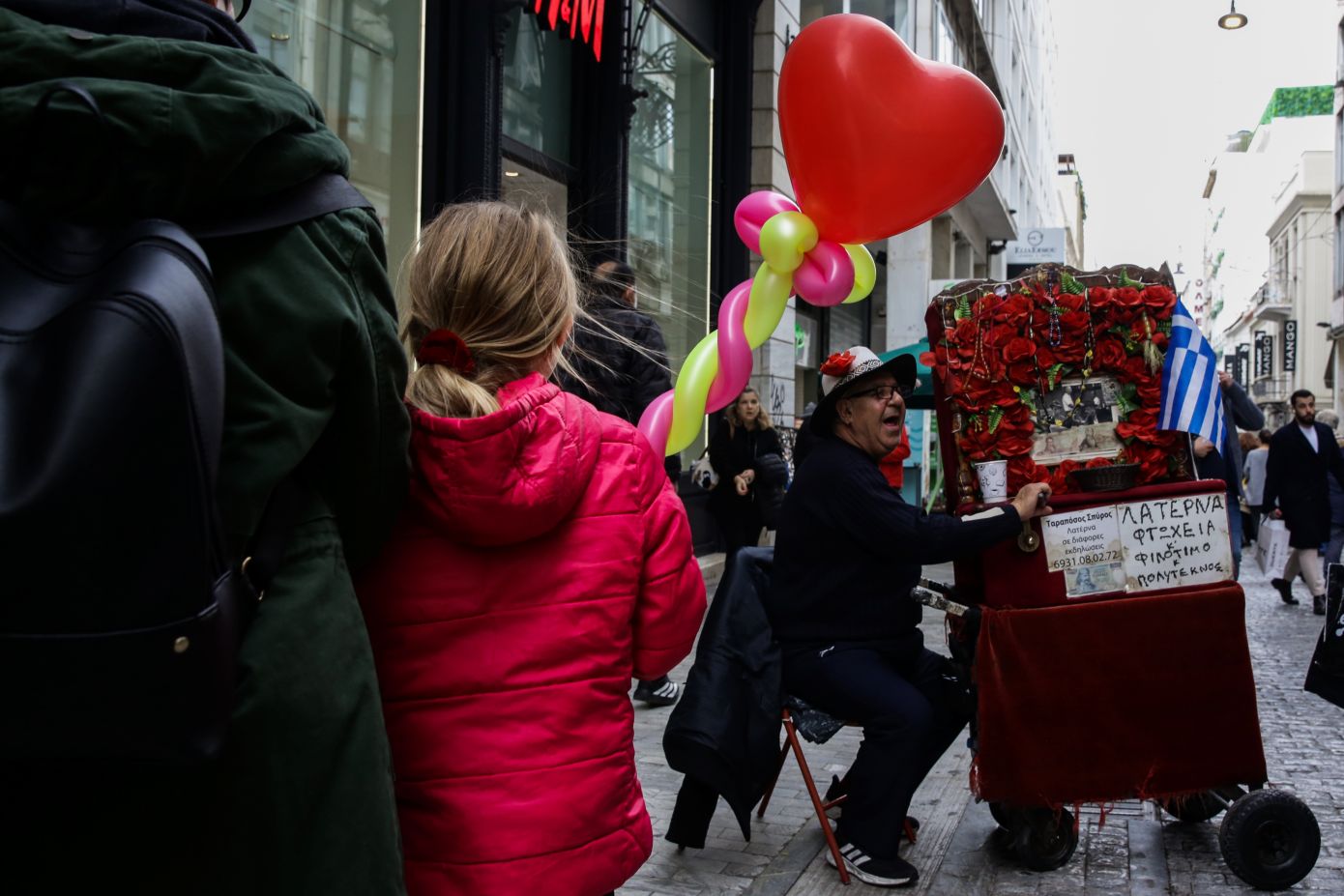 Ο άνθρωπος με τη λατέρνα: Ο κ. Σπύρος διατηρεί ζωντανή την «καρδιά» της Ερμού με Χατζηδάκη και Θεοδωράκη εδώ και 26 χρόνια