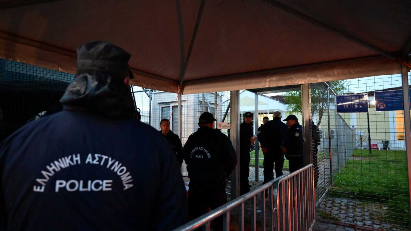 Ένταση, διαμαρτυρίες και αυστηρά μέτρα ασφαλείας στη δίκη των Τεμπών – «Αυτή δεν είναι δικαστική αίθουσα, είναι μεζονέτα»
