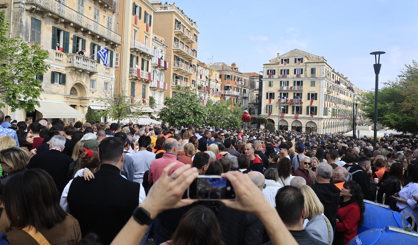 Πάσχα 2.0: Από το «βίωμα» στο περιεχόμενο των social media – Όταν η παράδοση γίνεται δημοφιλής