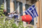 Πρώτη Ανάσταση: Από την Κέρκυρα ως τη Νάξο «δονούνται» οι ναοί πανελλαδικά – Δάφνες, θόρυβος και συγκίνηση