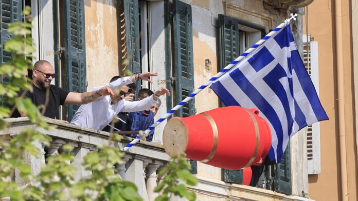 Πρώτη Ανάσταση: Από την Κέρκυρα ως τη Νάξο «δονούνται» οι ναοί πανελλαδικά – Δάφνες, θόρυβος και συγκίνηση