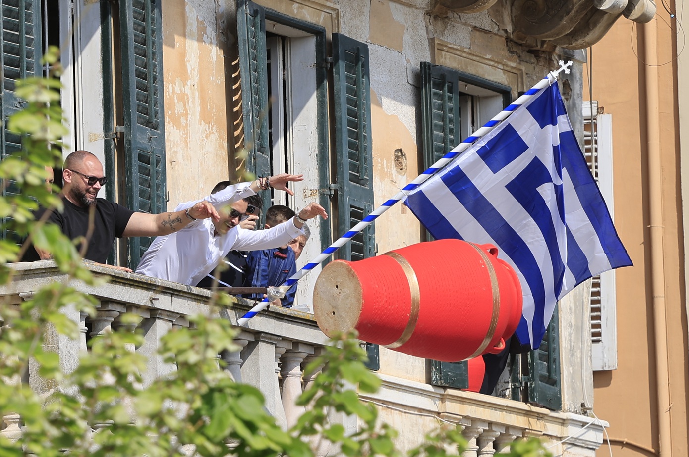 Πρώτη Ανάσταση: Από την Κέρκυρα ως τη Νάξο «δονούνται» οι ναοί πανελλαδικά – Δάφνες, θόρυβος και συγκίνηση