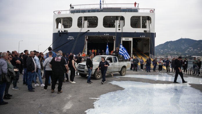 Κτηνοτρόφοι στη Μυτιλήνη κατέλαβαν τον καταπέλτη πλοίου – Η θάλασσα «λευκή» από το γάλα που έριξαν