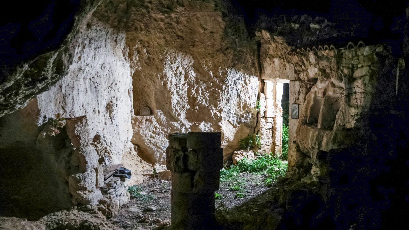 Εικόνες από το απομονωμένο ξωκλήσι όπου ανακαλύφθηκε νεκρός ο πρώην σύντροφος της 43χρονης Ελευθερίας Γιακουμάκη