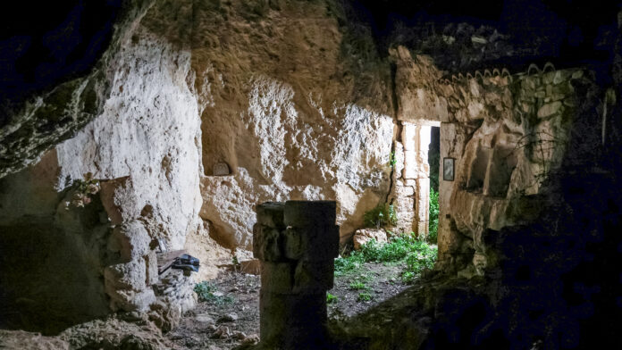 Εικόνες από το απομονωμένο ξωκλήσι όπου ανακαλύφθηκε νεκρός ο πρώην σύντροφος της 43χρονης Ελευθερίας Γιακουμάκη
