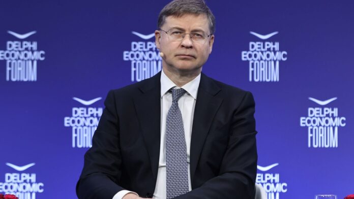 Ντομπρόβσκις από Δελφούς: Λάθος στιγμή για τη ρήτρα διαφυγής, καθώς δεν αντιμετωπίζουμε μεγάλη οικονομική κρίση