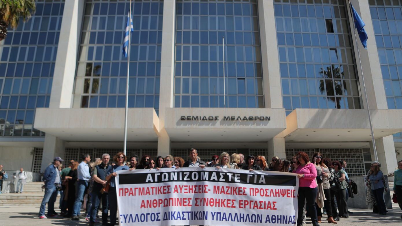 Διαδηλώνουν οι δικαστικοί υπάλληλοι: «Είμαστε απροστάτευτοι, μας συγκλόνισε το “να αγιάσει το χέρι του”»