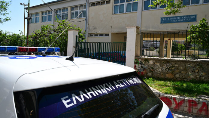 «Έλεγε ότι θα πηδήξει και κανείς δεν την πίστεψε» – Συγκλονιστική μαρτυρία για τη 13χρονη που έπεσε από μπαλκόνι σχολείου στο Χαλάνδρι
