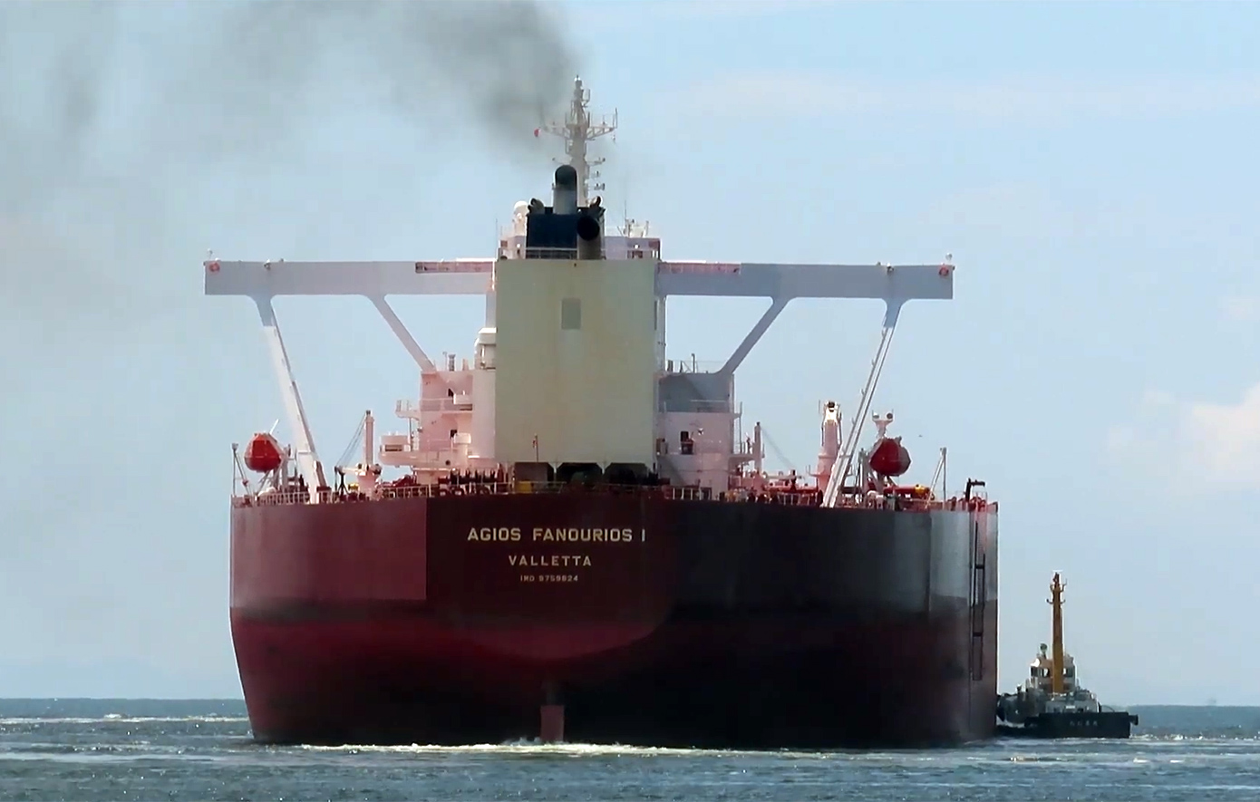 Το ελληνικό δεξαμενόπλοιο «Άγιος Φανούριος Ι» περνάει τα Στενά του Ορμούζ παρά τον αποκλεισμό