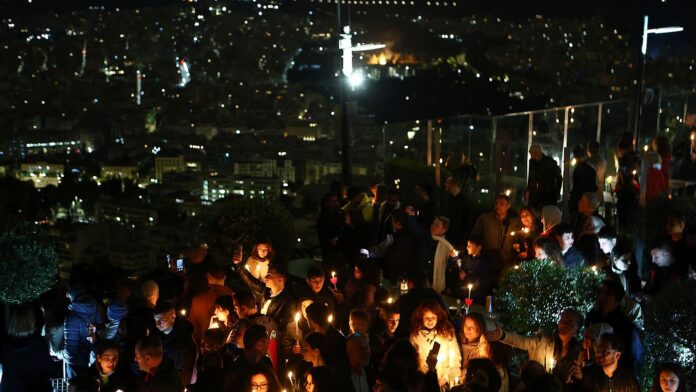 Με ευλάβεια και μεγαλοπρέπεια το «Χριστός Ανέστη» σε όλη την Ελλάδα