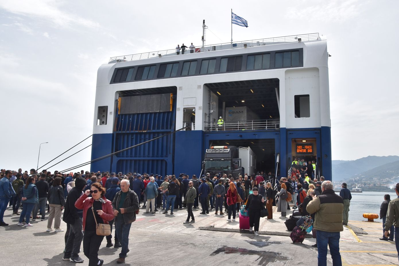 Διαμαρτυρία κτηνοτρόφων στο λιμάνι – Απέκλεισαν την αποβίβαση φορτηγών από το «Blue Star Patmos»