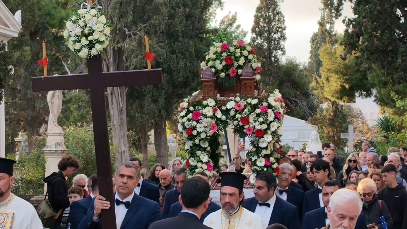 Η ιδιαίτερη πομπή του Επιταφίου στη «γειτονιά της ηρεμίας» στο Α’ Νεκροταφείο Αθηνών