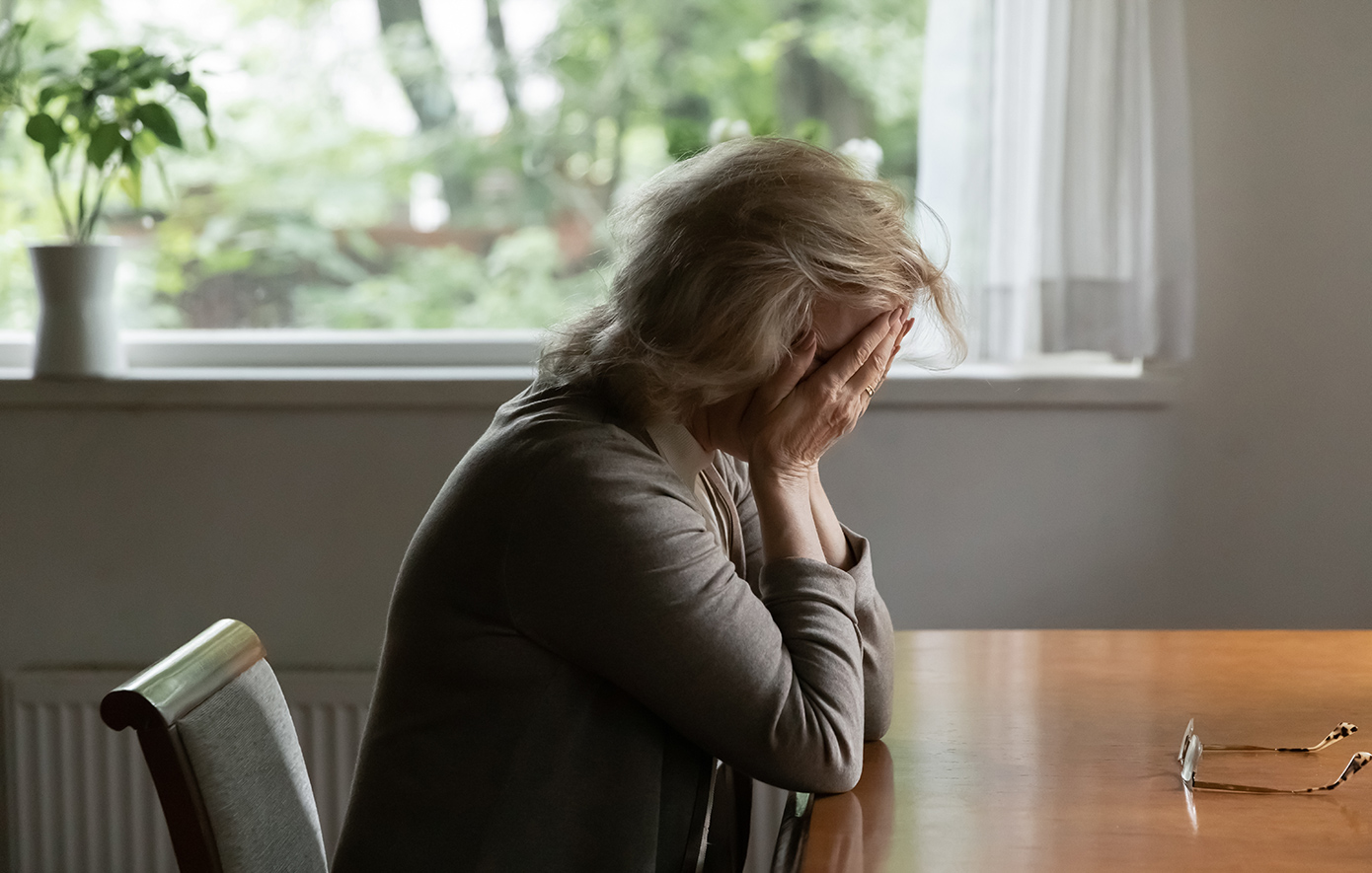 Πώς κατάφεραν να πείσουν 76χρονη να ανασύρει 100.000 ευρώ από την αυλή της – Ο υποτιθέμενος λογιστής, ο «έλεγχος» της Εφορίας και το drone