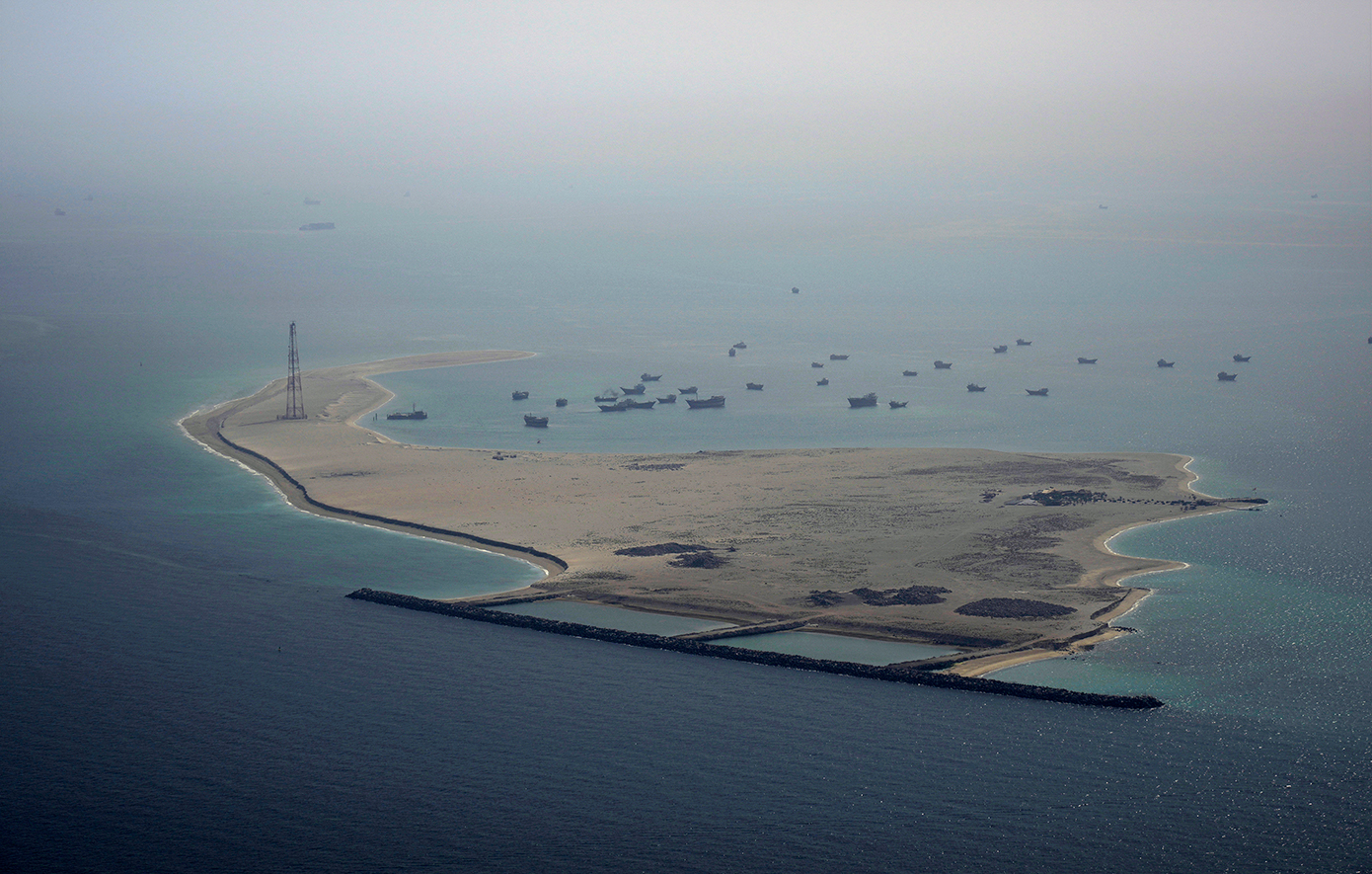 Πρόκληση η αποσυμφόρηση των Στενών του Ορμούζ – «Τρενάκι» οι τιμές πετρελαίου και τα χρηματιστήρια