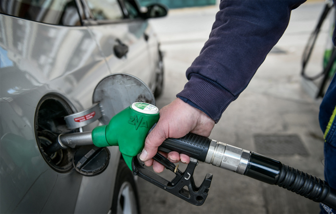 Πάγωμα σταθερών τιμολογίων ρεύματος, επιδοτήσεις και όριο στα υγρά καύσιμα «ασπίδα» στην ενεργειακή κρίση