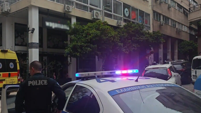 Μυστήριο με νεκρή γυναίκα σε ακάλυπτο πολυκατοικίας στο κέντρο της Αθήνας – Πτώση στο κενό από Airbnb