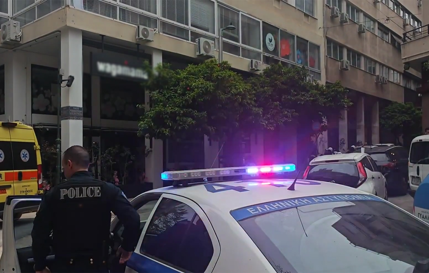 Μυστήριο με νεκρή γυναίκα σε ακάλυπτο πολυκατοικίας στο κέντρο της Αθήνας – Πτώση στο κενό από Airbnb