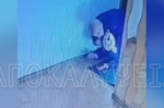 Αστυνομικός στον Κολωνό εντοπίζει διαρρήκτη στην πολυκατοικία του και συγκρούονται άγρια – Δείτε το βίντεο