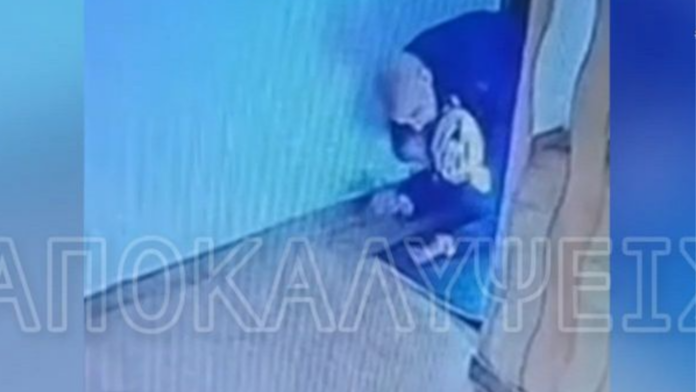 Αστυνομικός στον Κολωνό εντοπίζει διαρρήκτη στην πολυκατοικία του και συγκρούονται άγρια – Δείτε το βίντεο