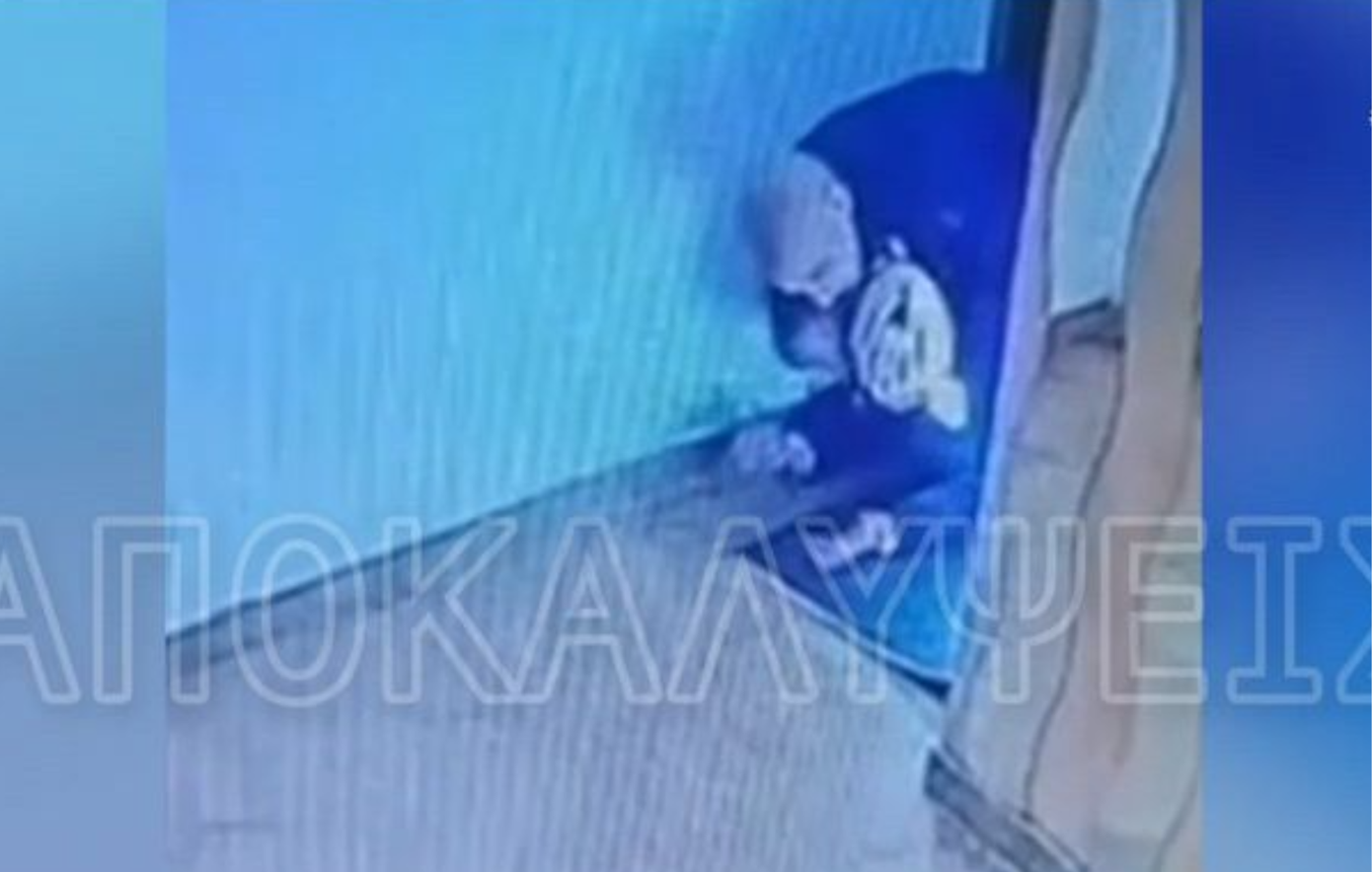 Αστυνομικός στον Κολωνό εντοπίζει διαρρήκτη στην πολυκατοικία του και συγκρούονται άγρια – Δείτε το βίντεο