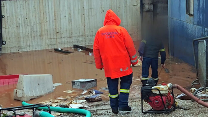 Το γκαράζ του αστυνομικού τμήματος στη Νέα Μάκρη βυθίστηκε από την έντονη κακοκαιρία