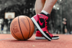 Οι μετοχές της Nike καταρρέουν, παρότι τα κέρδη ξεπέρασαν τις προβλέψεις της Wall Street